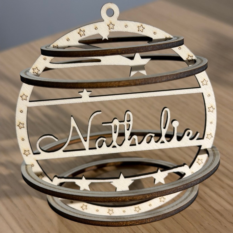 Gravure laser — Boule de Noël en bois gravée au prénom Nathalie